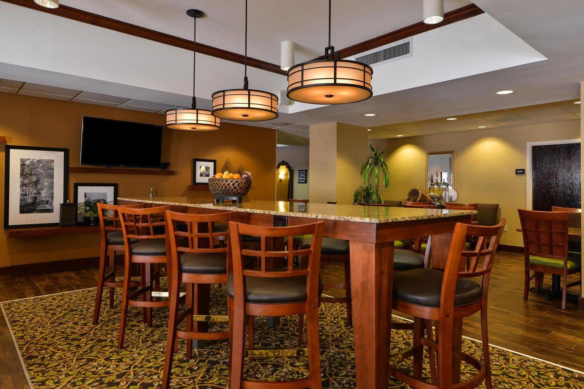 Hampton Inn Greensboro Airport Eksteriør bilde