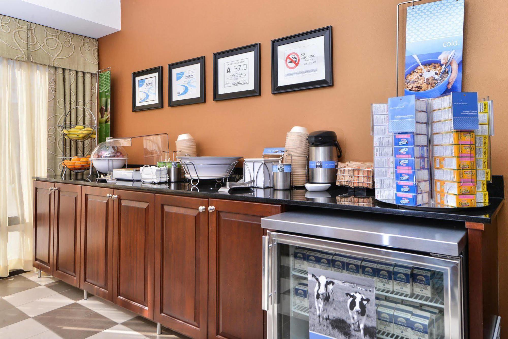 Hampton Inn Greensboro Airport Eksteriør bilde